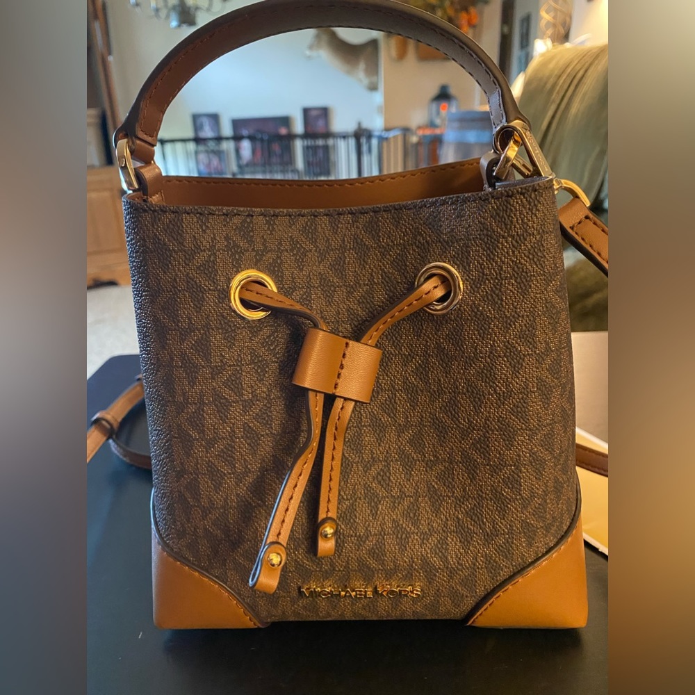Michael Kors Mercer small logo bucket purse